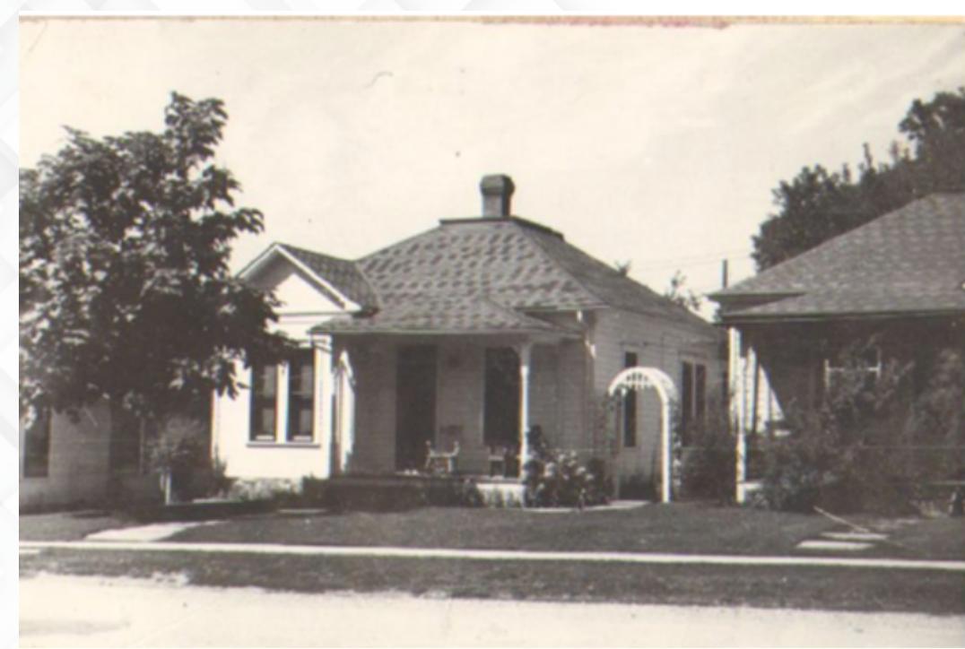 An archival black-and-white photograph of the house at 1013 La Farge Avenue.